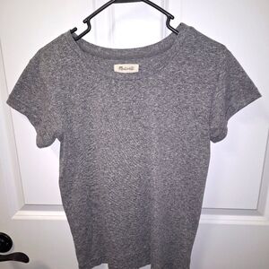 A Madewell short sleeve t-shirt in a ladies size XS. Pre-loved in good condition